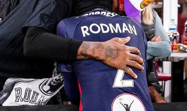 开云体育移动版-美国足球界的朱自清 《记我和我的父亲罗德曼》