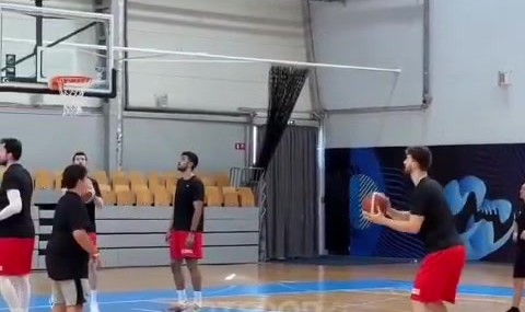 开云体育下载-申京训练中连续命中14记三分 欧锦赛至今三分命中率37.5%