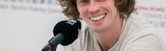 开云体育下载-卢布列夫：我会学着对自己好一点 尤其我的左膝