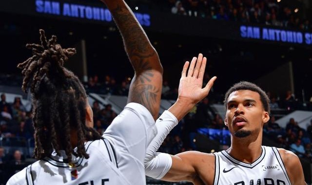 开云体育官网-文班&amp;卡斯尔：马刺双子星一起蜕变：开创圣城新时代