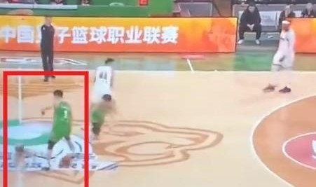 开云体育下载-什么情况？辽粤大战争议画面曝光 徐杰被撞倒 技术台人员竟鼓掌