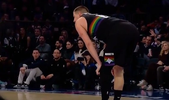 开云体育移动版-让人揪心！约基奇无对抗应力性摔倒&amp;掘金喊暂停 好在无碍继续打