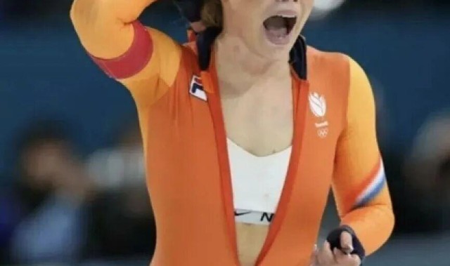 奥运冠军“拉拉链露胸”，耐克绷不住了！