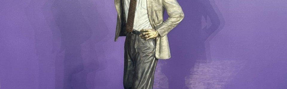 开云体育移动版-莱利湖人雕像正式揭幕！韦德到场祝贺 美媒调侃两人雕像差距明显