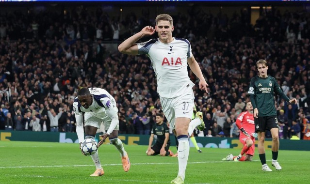 开云体育移动版-每体：巴萨正关注范德芬，后者已决定今夏离开热刺且首选巴萨