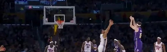 开云体育入口-里夫斯末节一个人打出8-0反超76人，湖人全场球迷高喊MVP