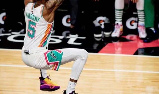 开云体育移动版-【现场】乌度卡给老东家送温暖 输球无碍赛后叙旧