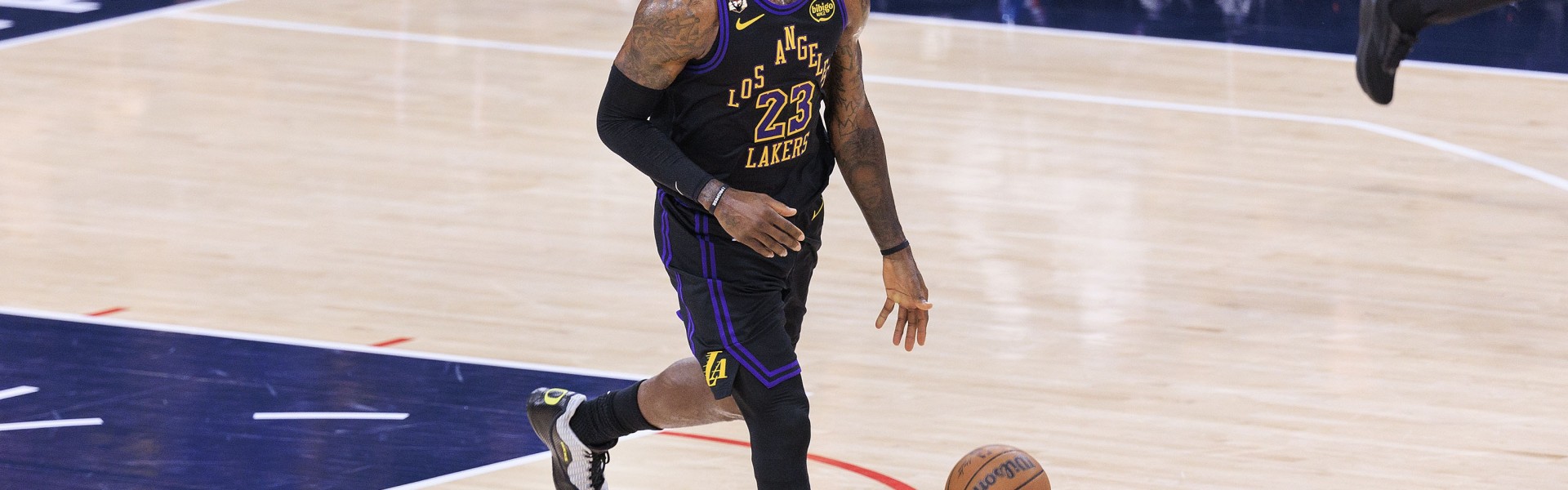 开云体育下载-名记：詹姆斯按当前薪资回归湖人已不可能 但他可以选择降薪留队