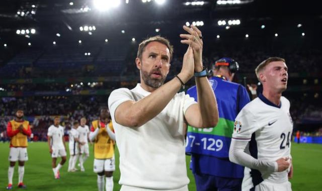 开云体育官网-索斯盖特躲开了砸向他的酒杯，但躲不开漫天骂声